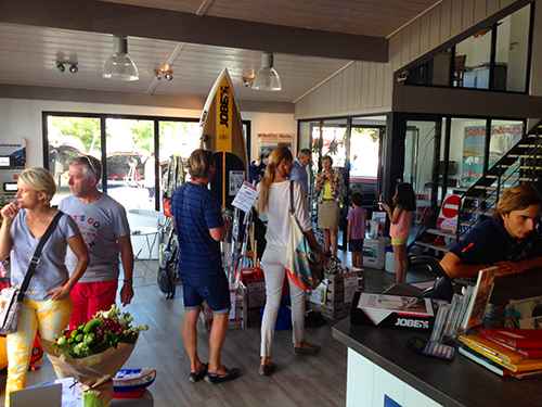 20 bougies sur un beau bateau d'anniversaire 1