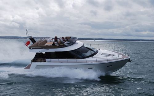 Sealine F42 ?lu bateau de l ann?e 3