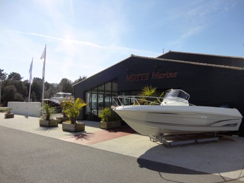 Exposition Jeanneau Cap Camarat 1